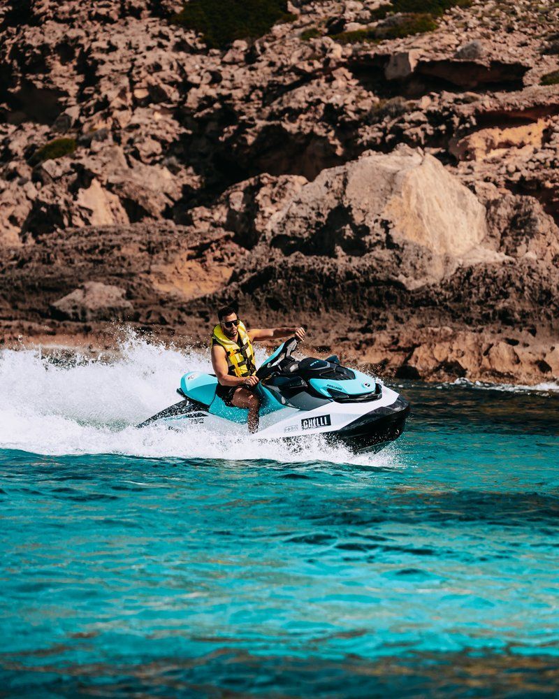Jet Ski Chilli surcando el agua junto a la costa rocosa de Mallorca