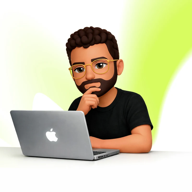 Tomás concentrado en código